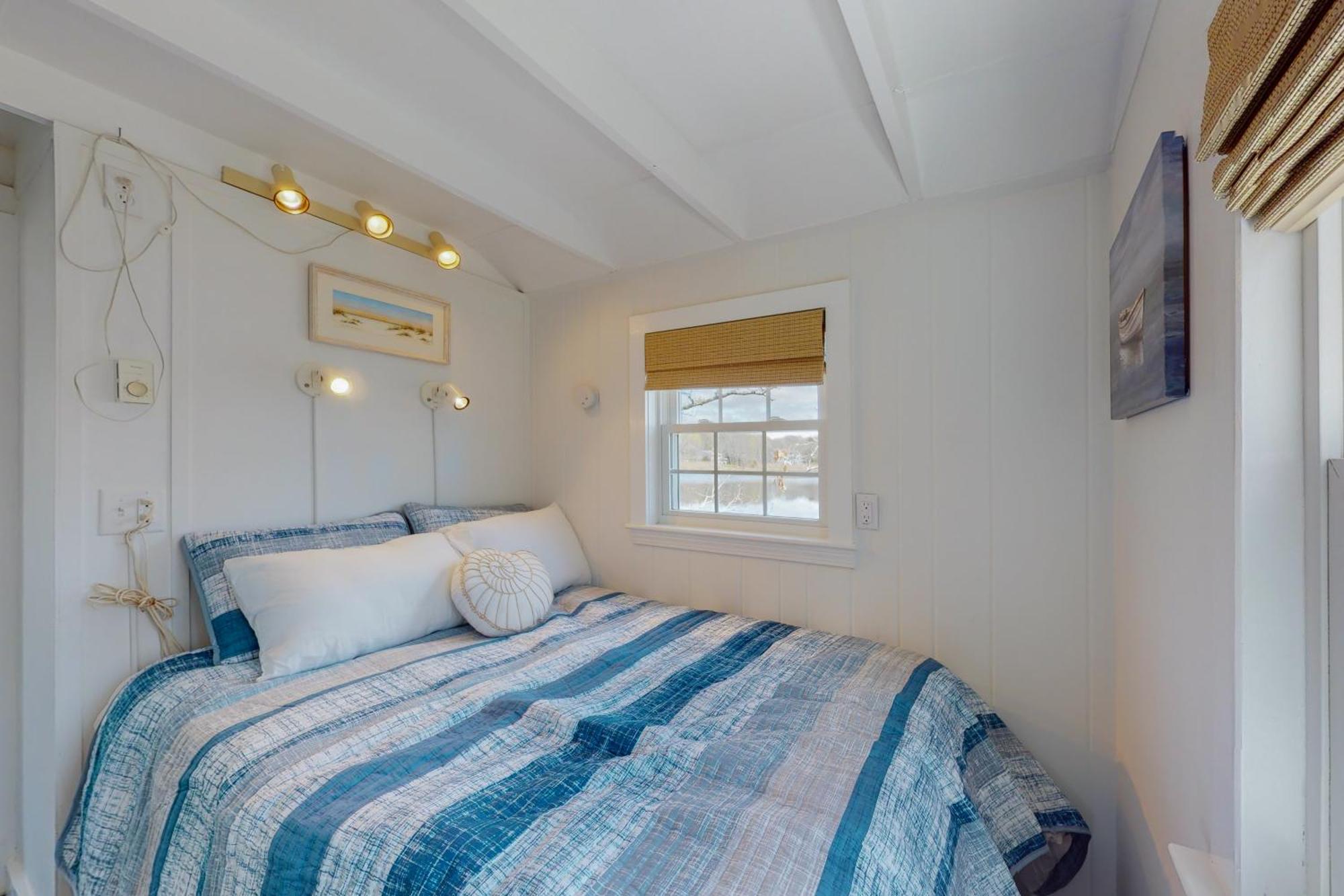 Cottage By The Bay Pocasset Room photo